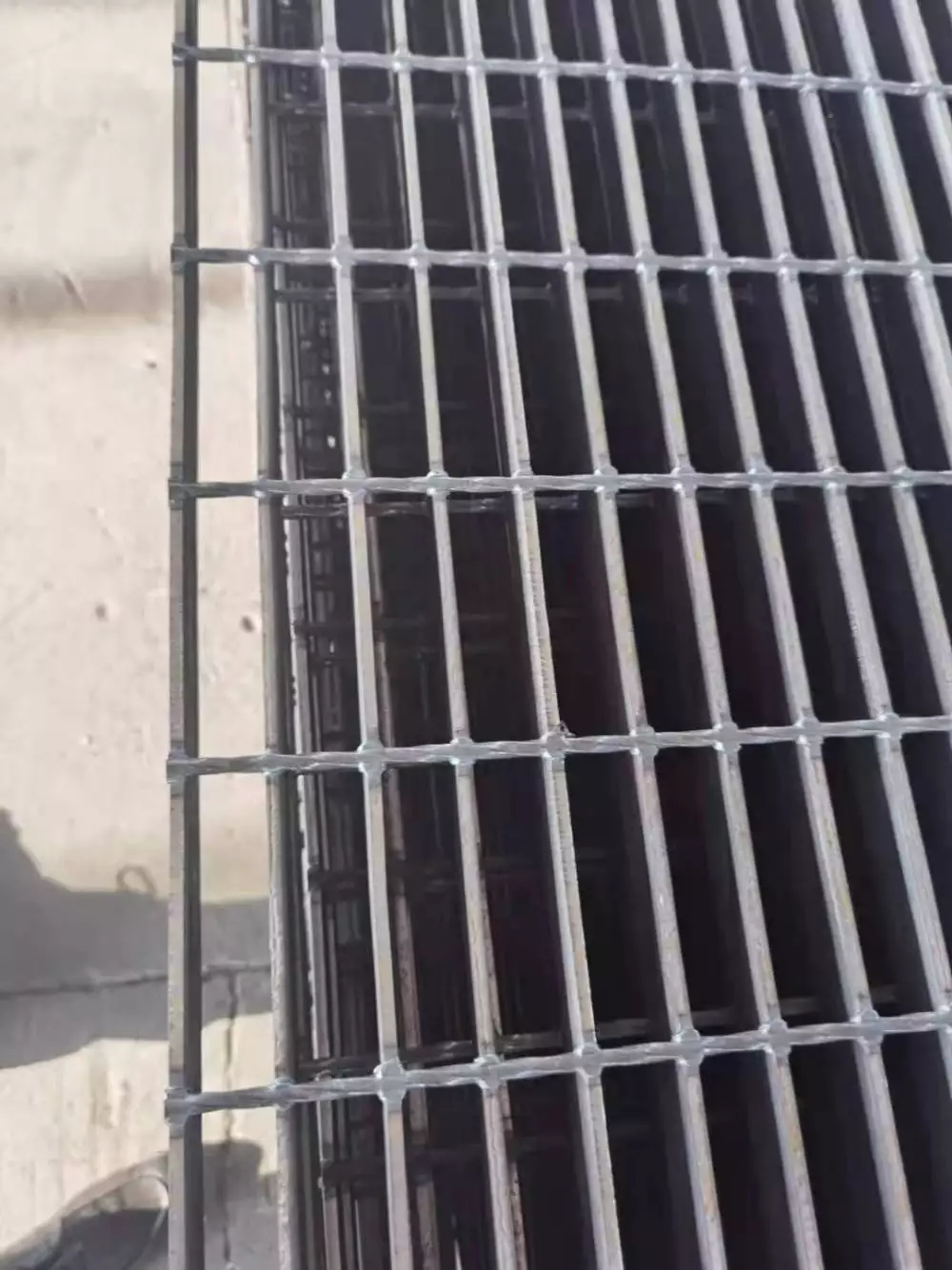 圍墻用鋼格柵板生產(chǎn)廠家圖片3